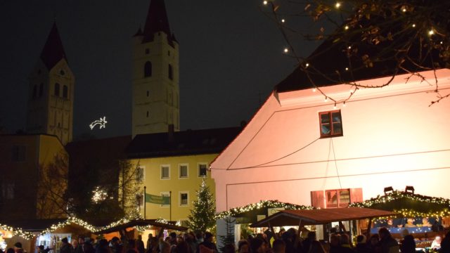 Weihnachtsmarkt aussen Nacht